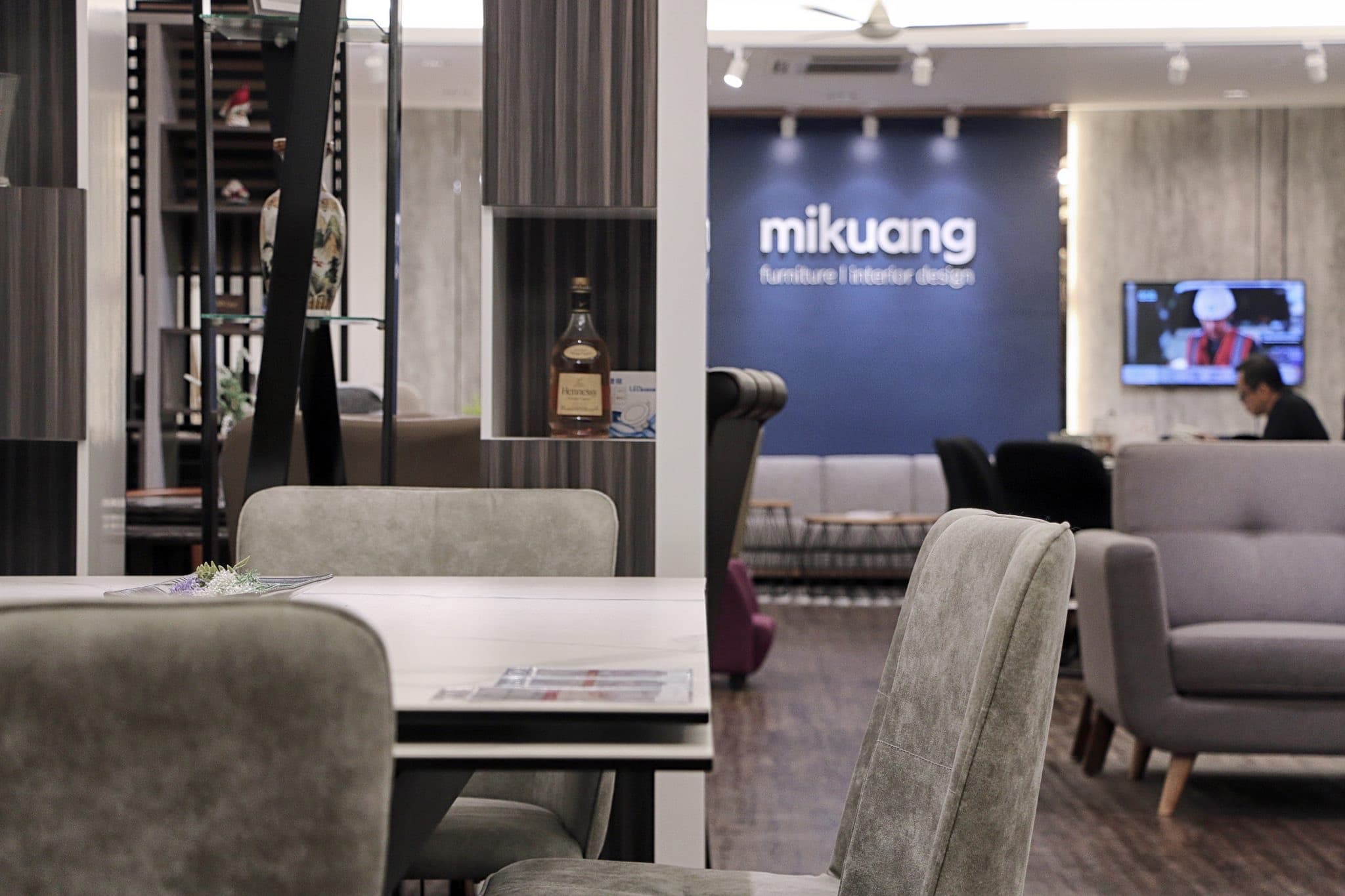 Mi Kuang showroom