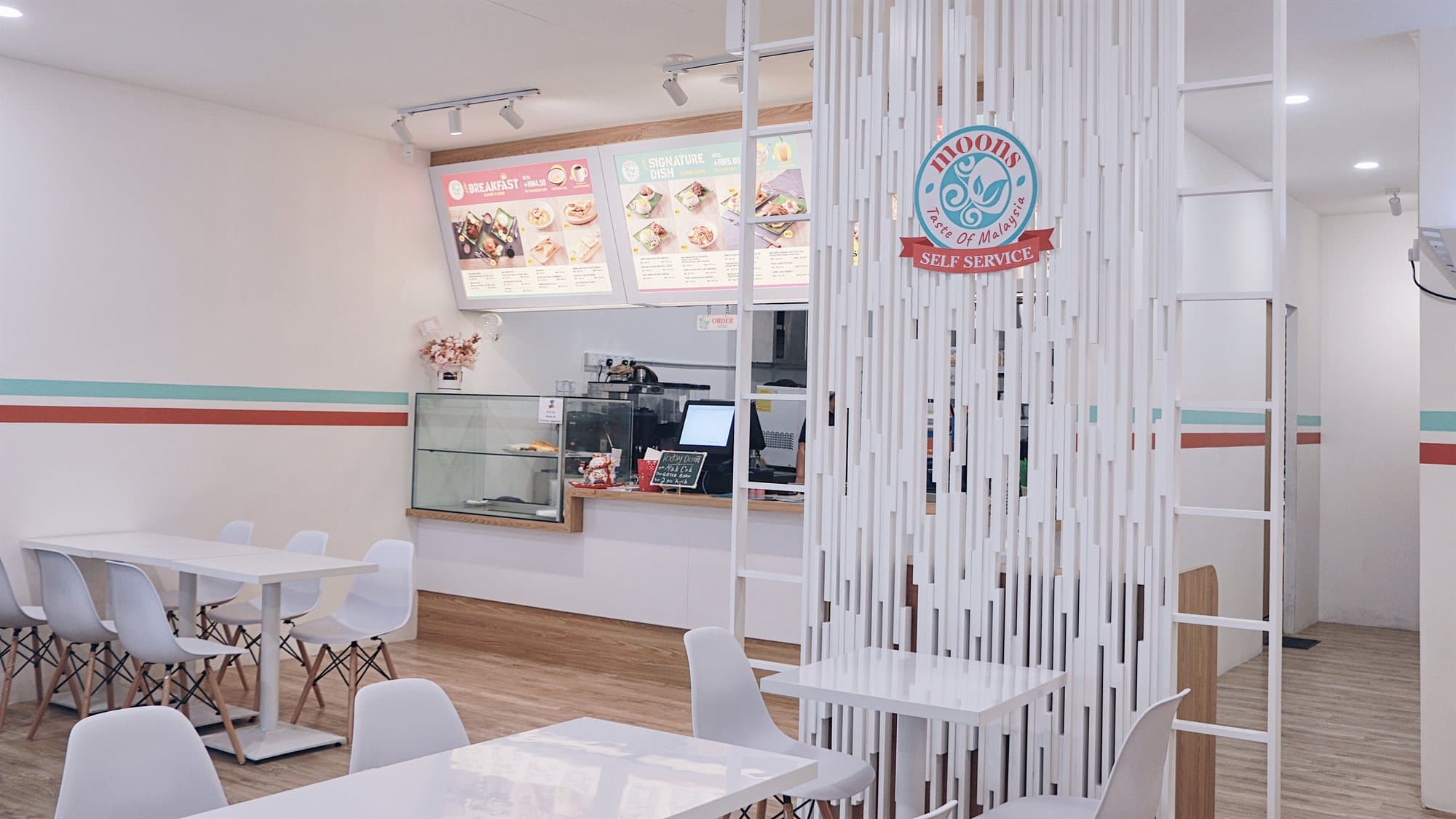 Moon Cafe - Photo 3