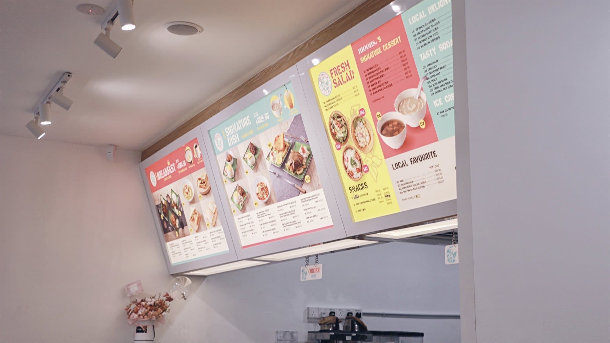 Moon Cafe - Photo 4